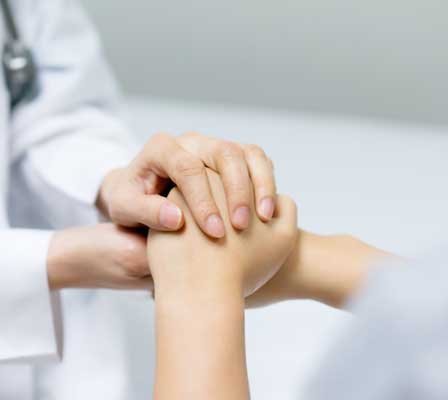 Médico Reumatologista Em Santo André Segurando a Mão do Paciente